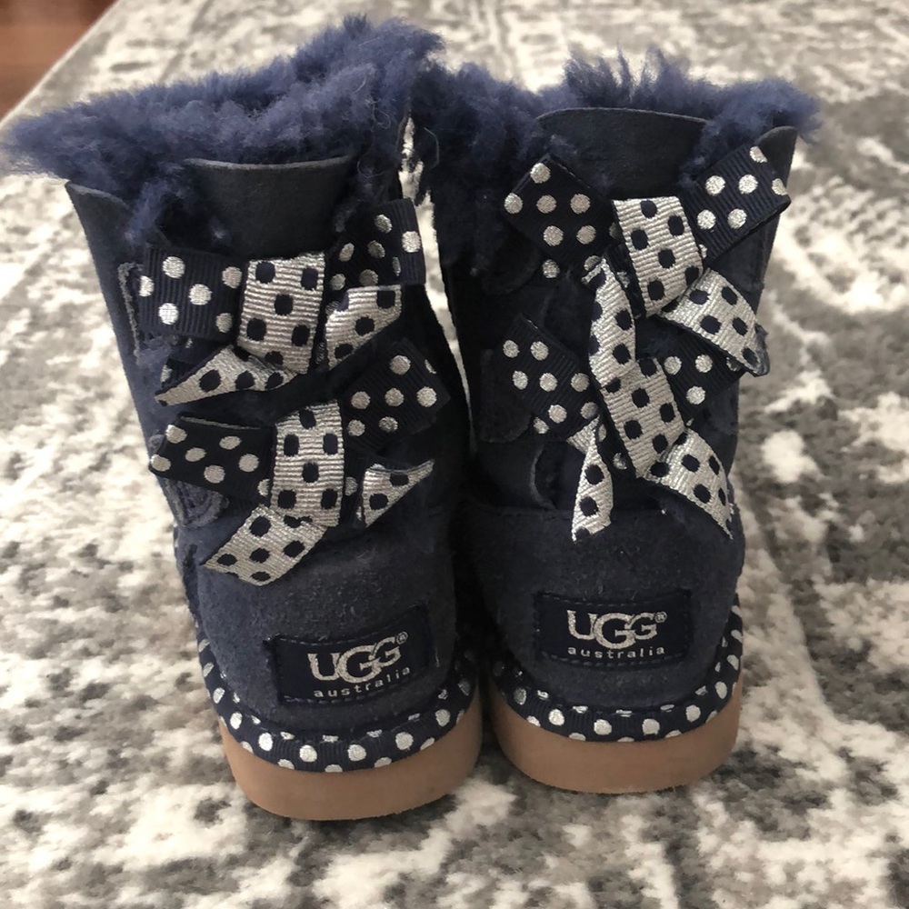 EUC - UGG - Bailey Bow Size 8 - Navy